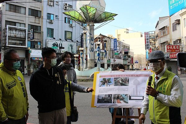 彰化市「三角公園」圓環內蓮花燈裝置老舊將拆除,彰化市長林世賢等人今天到場勘查現況。圖/記者林敬家攝影