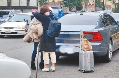 桃園市中壢區某電子廠5人確診,280名員工全部至集中檢疫所。因需檢疫14天,家人相擁道別。(賴佑維攝)