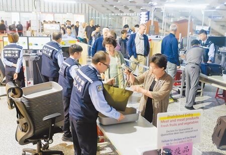 泰國證實發生非洲豬瘟,非洲豬瘟中央災害應變中心宣布,即日起自泰國入境旅客違規攜帶豬肉製品,最重可罰100萬,桃機也持續加強抵台旅客的手提、託運行李檢查。(本報資料照片)