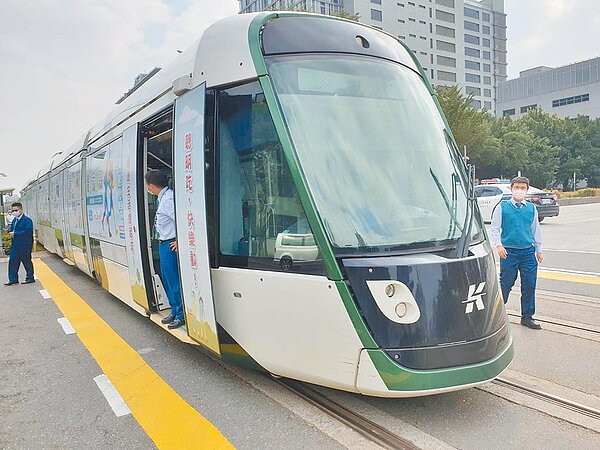 高雄輕軌行經前鎮區成功路、新光停車場路口時與一台廂型車發生碰撞車禍。圖/民眾提供/洪靖宜高雄傳真