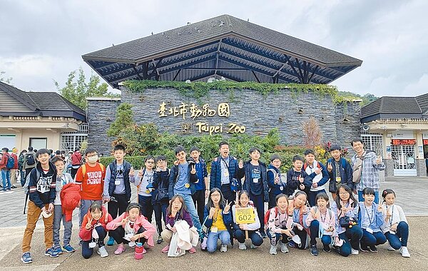 疫情擴大,台南市教育局11日宣布,各校戶外教育活動暫緩跨縣市移動。圖為復興國小畢業旅行。圖/教育局提供