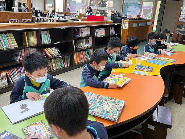 桃園市國小提前1周放寒假，家長可申請防疫照顧假，若無力照顧，也可以送孩子到校學習、用餐。圖／中原國小提供