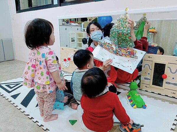 為減輕小爸媽的生活負擔,台北市公托也從本月中旬開始,將20歲以下的未成年父母,列為第一序位優先抽籤對象。圖/北市社會局提供