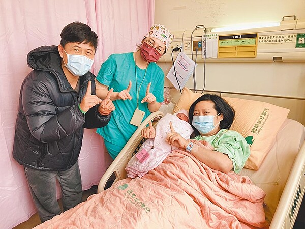 一名產婦1月11日上午11時11分在新竹國泰醫院剖腹產,生出一名男寶寶。圖/新竹國泰醫院提供