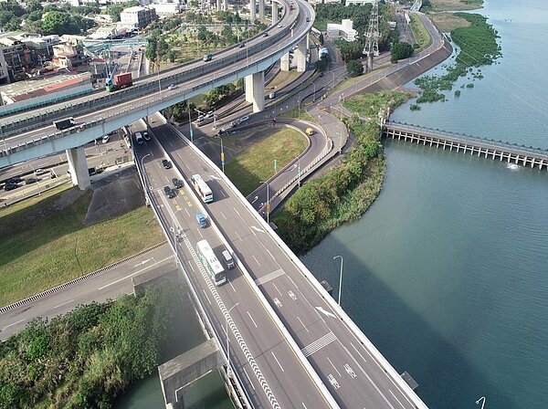 騎士由成蘆橋從蘆洲往五股時，原有的專用機車道會在快下橋時束縮為汽機車混合車道，常引發交通事故。圖／新北工務局提供