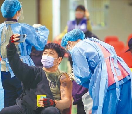 桃機群聚案擴大,桃園市自12日起連續5天,設置37處社區接種站施打第三劑,民眾至大園老人活動中心接種站施打BNT疫苗時自拍留下紀錄。(陳怡誠攝)