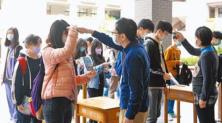 考生若因確診新冠肺炎無法參加大學入學測驗,繁星推薦、申請入學、分發入學3個管道皆提供補救入學方法。圖為去年大學學測時,大考中心拉高防疫規格,考生進入試場皆需量測體溫。(本報資料照片)