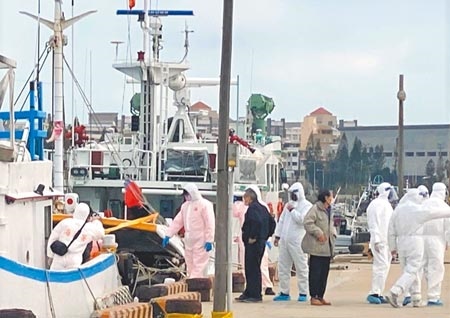 海巡署查獲宜蘭籍漁船「明豐漁1號」涉嫌走私1.5公噸Ｋ他命毒品，再破澎湖海上運毒最高紀錄。（陳可文攝）