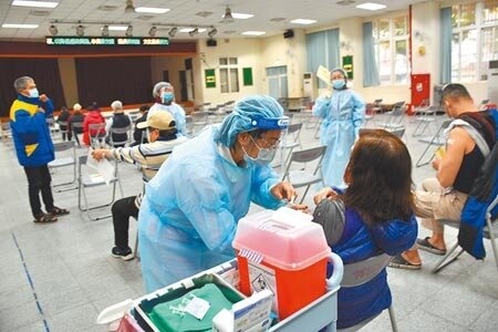 桃園市政府在12日中壢區新增3隨到隨打接種站，其中內壢文化市民活動中心站吸引不少民眾。（賴佑維攝）