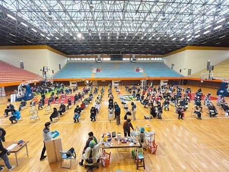 基隆市政府在市立體育館開設大型接種站,提供市民免預約接種服務。(陳彩玲攝)
