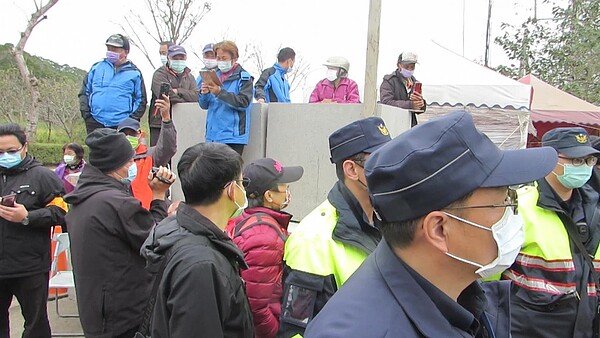 苗栗縣造橋鄉坤輿廢棄物掩埋場爭議案，12日協調會破局，場面數度混亂，警方排成人牆隔開雙方。記者范榮達／攝影