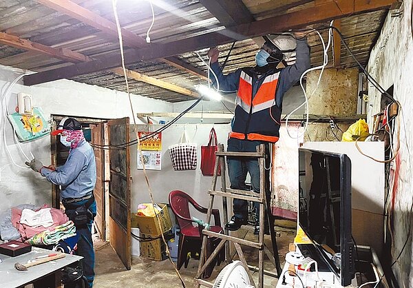 台東電氣裝修職業工會應縣府社會處之邀,協助縣內高、中危機獨居老人進行用電安全及熱水器檢修服務。圖/台東縣政府提供