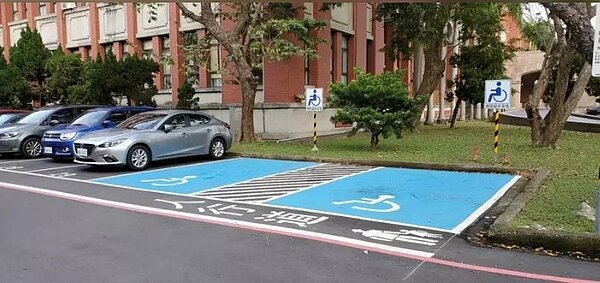 新竹縣身心障礙者停車優惠不再完全免費,縣府指出,避免有心人長期霸占車位,2月7日起公有路邊、路外立體、地下及24小時收費之平面停車場,將由目前身心障礙者停車完全免費,將改為停車前4小時免費,第5小時起開始計費。圖/新竹縣府提供