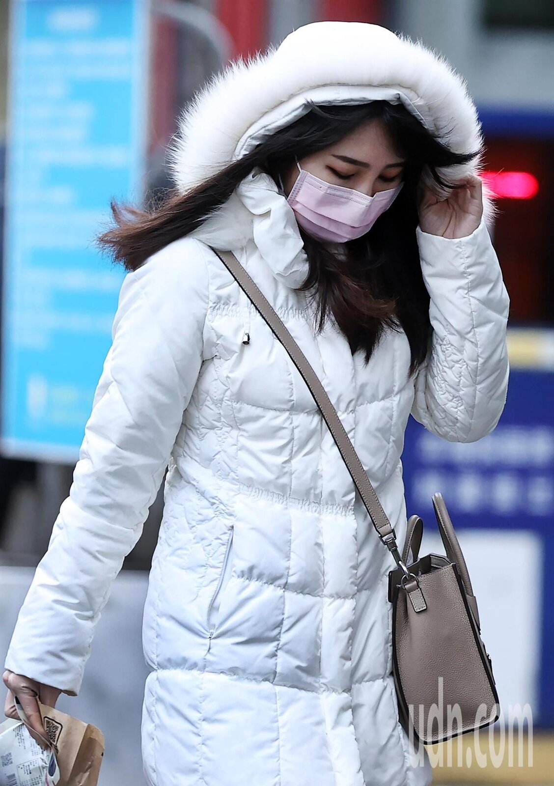 入冬最強冷氣團發威,全台氣溫驟降,外出民眾穿戴著保暖的厚外套及連身帽抵擋冷颼颼的低溫。記者侯永全/攝影