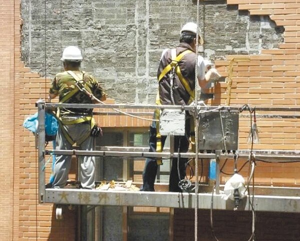 近日氣溫變化大,大樓外牆磁磚恐因熱脹冷縮剝落砸傷路人,台北市自去年12月至今已收到17件通報,但有議員質疑,去年大樓外牆檢測申報數為4596棟,最終僅154棟、3.35%完成申報,效率過低。(北市府提供/黃婉婷台北傳真)