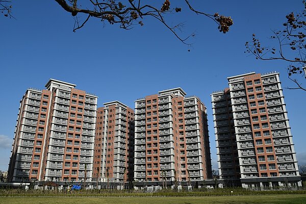 新北住都中心與中華民國公證人公會全國聯合會合力推動《公證法》修法,要解決欠房租又不願搬離的「租霸」棘手問題。圖/新北住都中心