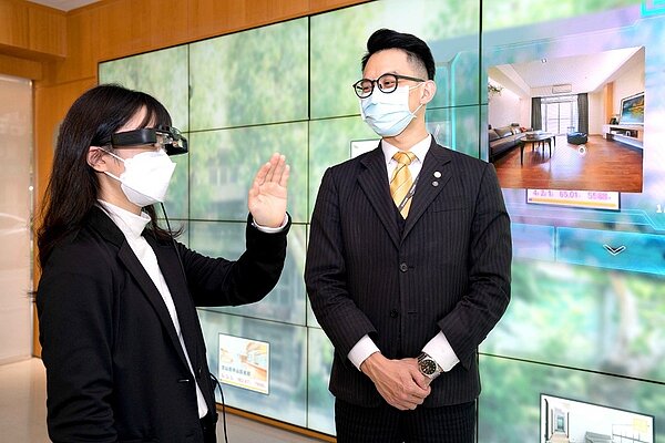 未來消費者經過永慶房屋門市,不用進門,只要戴上AR眼鏡觀看櫥窗上的物件照片,就可以看到物件的詳細資訊與照片。圖/永慶房產集團提供