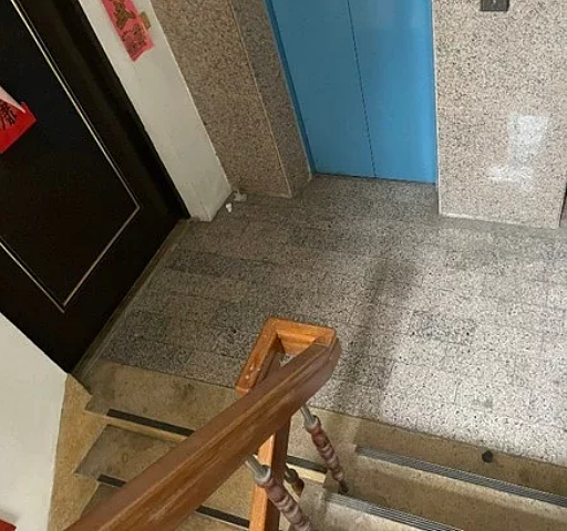 大樓常見住戶貪圖方便,隨處堆放雜物,影響逃生動線,台南市政府已要求15棟老舊公寓住商混合大樓改善完畢。圖/台南市工務局提供