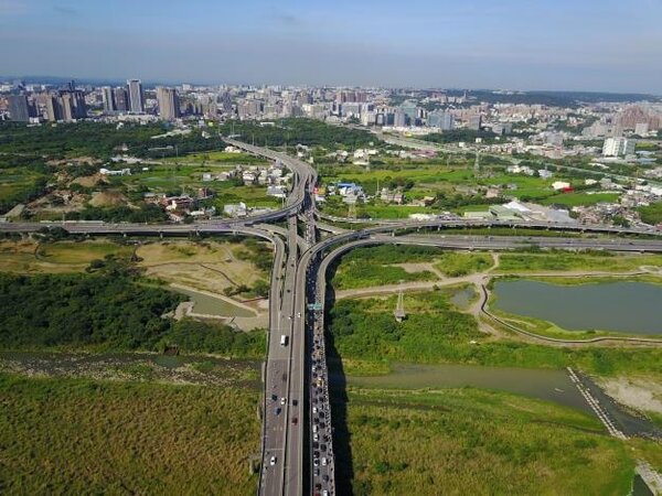 新竹市長林智堅認為縣市合併才能解決交通問題，遭到縣府發稿駁斥。圖／新竹縣政府提供