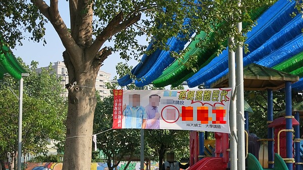 台南市環保局強力取締違規廣告物,3個月拆除近8千件違規廣告物。圖/南市環保局提供