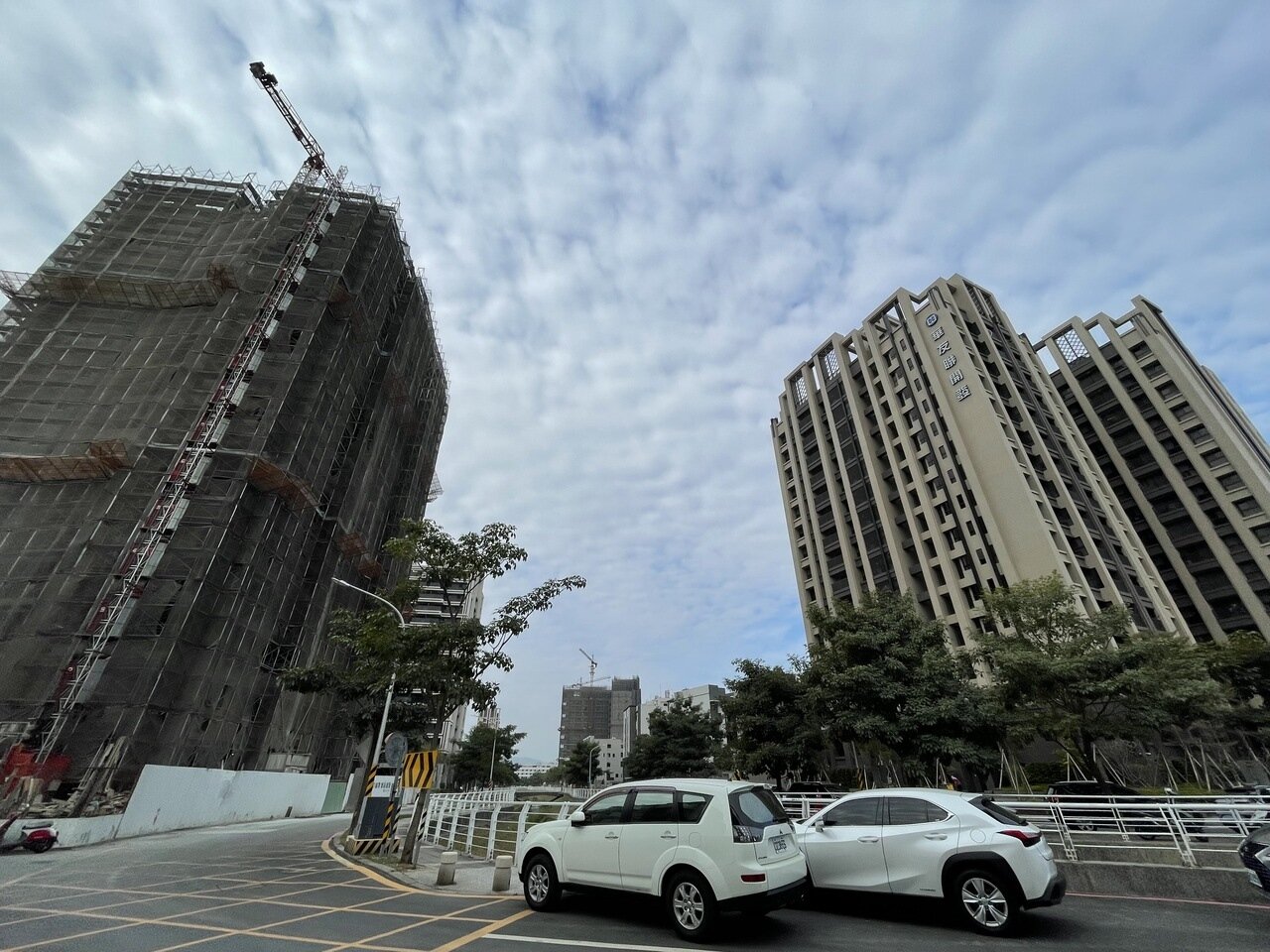 高雄市仁武區受惠仁武產業園區等建設利多,房市再掀熱潮,其中84期重劃區因近愛河最上游,吸引許多知名建商進場開發。記者王昭月/攝影