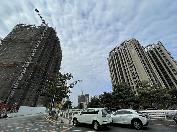 高雄市仁武區受惠仁武產業園區等建設利多,房市再掀熱潮,其中84期重劃區因近愛河最上游,吸引許多知名建商進場開發。記者王昭月/攝影