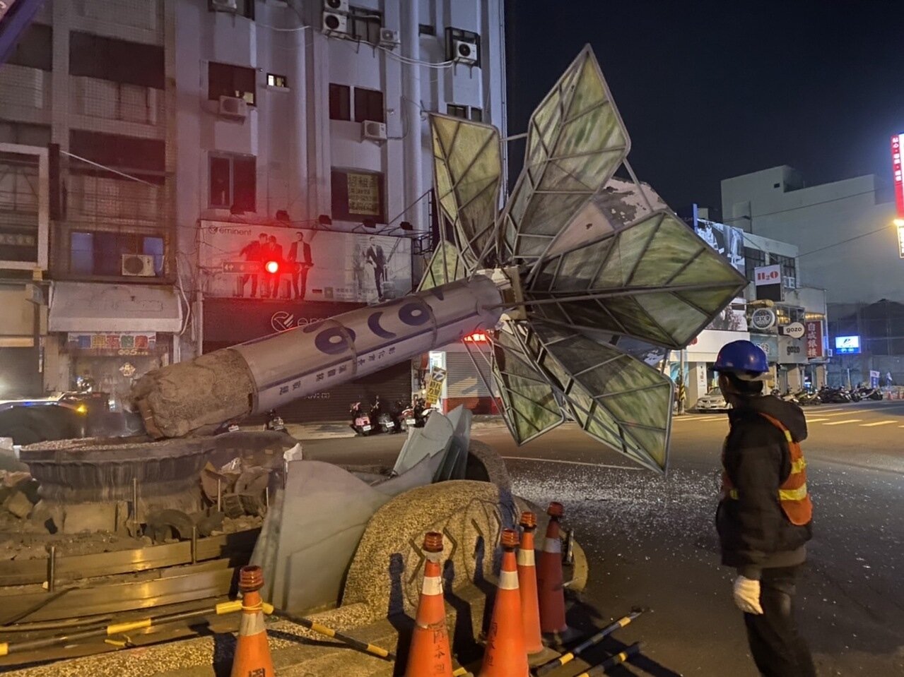 彰化市公所今晚拆除彰化市三角公園的蓮花燈塔,費時45分,讓這座被稱為最醜的公共建物走入歷史。記者劉明岩/攝影
