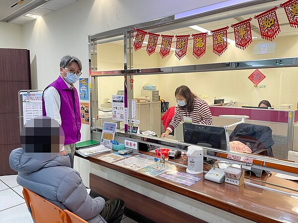 新北市李姓男子兩度酒駕被查獲,遭罰18萬元未繳,憂房產遭行政執行署新北分署二次查封,酒駕男昨急籌款繳清罰鍰。圖/記者王長鼎翻攝