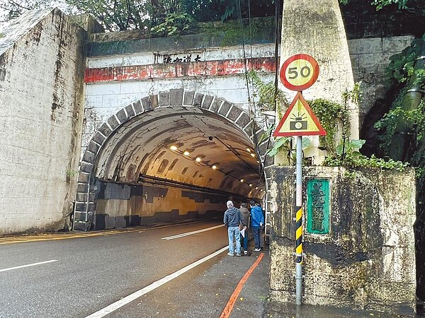 基隆市仁愛區基隆隧道人行道空間狹小、淨寬不符標準，行人通行相當不便，民眾盼有一條舒適、安全回家的路。（基隆市議員童子瑋提供／陳彩玲基隆傳真）