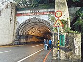 不便民　基隆隧道人行道寬僅75公分