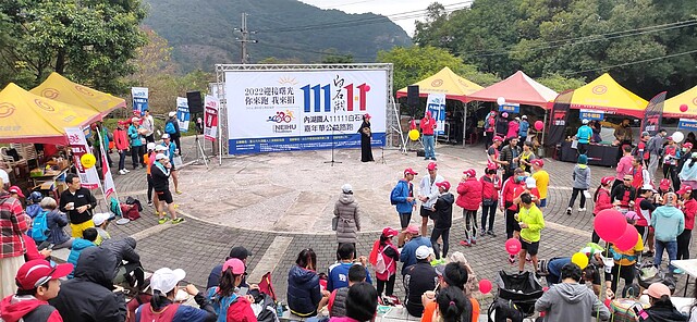 永慶房屋除了提供所需帳篷之外，永慶的同仁也主動報名參加，一起運動做愛心，幫助需要的族群。