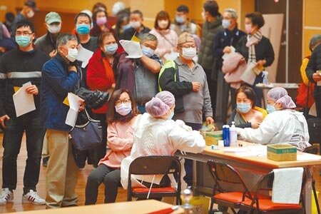 國內爆發Omicron社區疫情，桃園與雙北狀況備受關注，在衛福部宣布將第三劑間隔時間縮短成12周後，各地出現施打人潮，14日新北市永和地區的接種站，擠滿了不少上了年紀，前來接種的民眾。（季志翔攝）