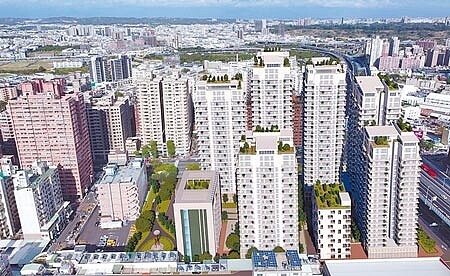 都發局14日為「左營機20」舉辦都市更新實施者招商說明會,該案強調住宅建築之外還將納入公園、長照機構設施,打造新時代的生活機能,也有望成為高雄首宗成功都更案例,圖為空拍模擬圖。(袁庭堯攝)