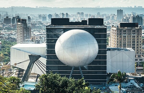 「台北表演藝術中心」不僅被CNN評選為「全球最具顛覆性的8大建築」,亦入圍時代雜誌「世界百大最佳景點」。圖/截自台北表演藝術中心官網