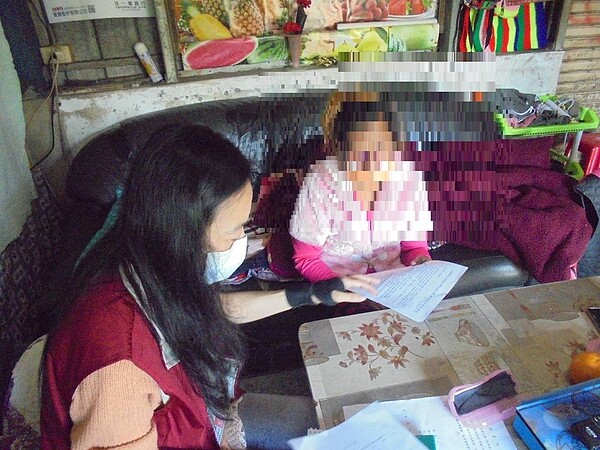 行政執行署花蓮分署書記官查封周姓婦人名下房產。圖/花蓮分署提供