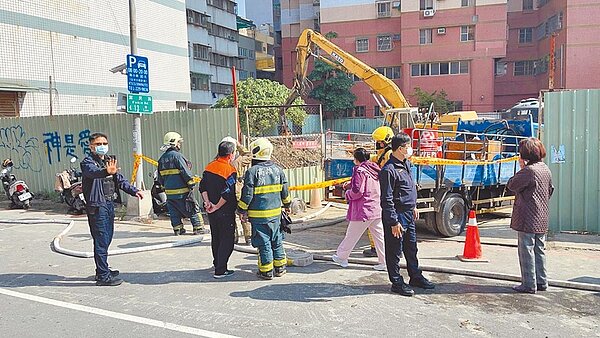 高雄市左營區富民路、大順一路口廢棄加油站,14日上午發生化學反應產生氣爆事件,2名施工男子受傷送醫,幸無生命危險。(警方提供/林雅惠高雄傳真)
