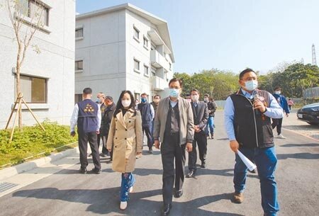 關心台中市霧峰區花東新村、太平區自強新村點交進度,原住民族委員會主委夷將.拔路兒(中)與立委陳瑩(左)14日訪視二處,圖為霧峰區花東新村,為3層樓高公寓型建物。(黃國峰攝)