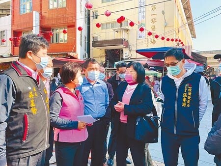 台中市大雅第一公有零售市場啟用將近半世紀，立委楊瓊瓔（左二）、台中市議員吳顯森（左三）爭取異地改建，經濟部中部辦公室同意補助400萬元規劃費。（王文吉攝）