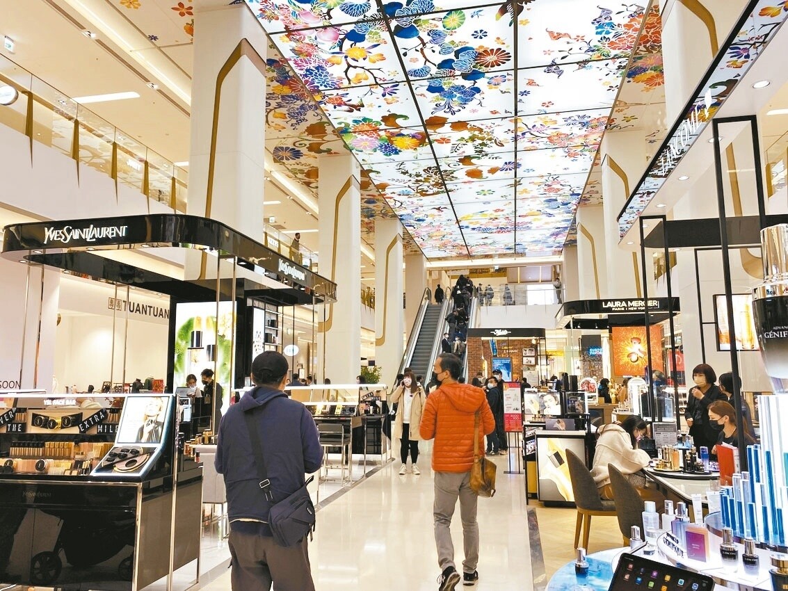 遠東百貨竹北店有藝術大師創作的「好客天棚」。記者巫靜婷/攝影