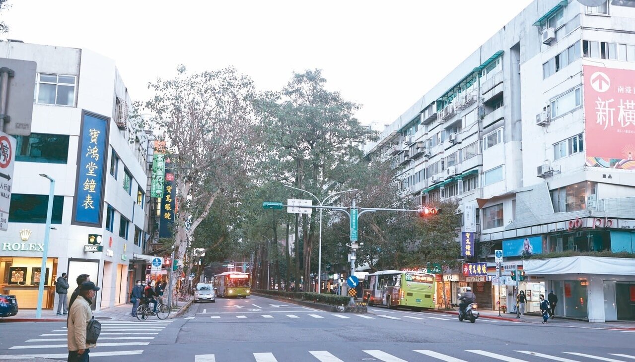 台北市民生社區住戶素質高，加上環境幽靜單純、生活便利，深受購屋族青睞。圖為民生東路五段街道。記者侯永全／攝影 