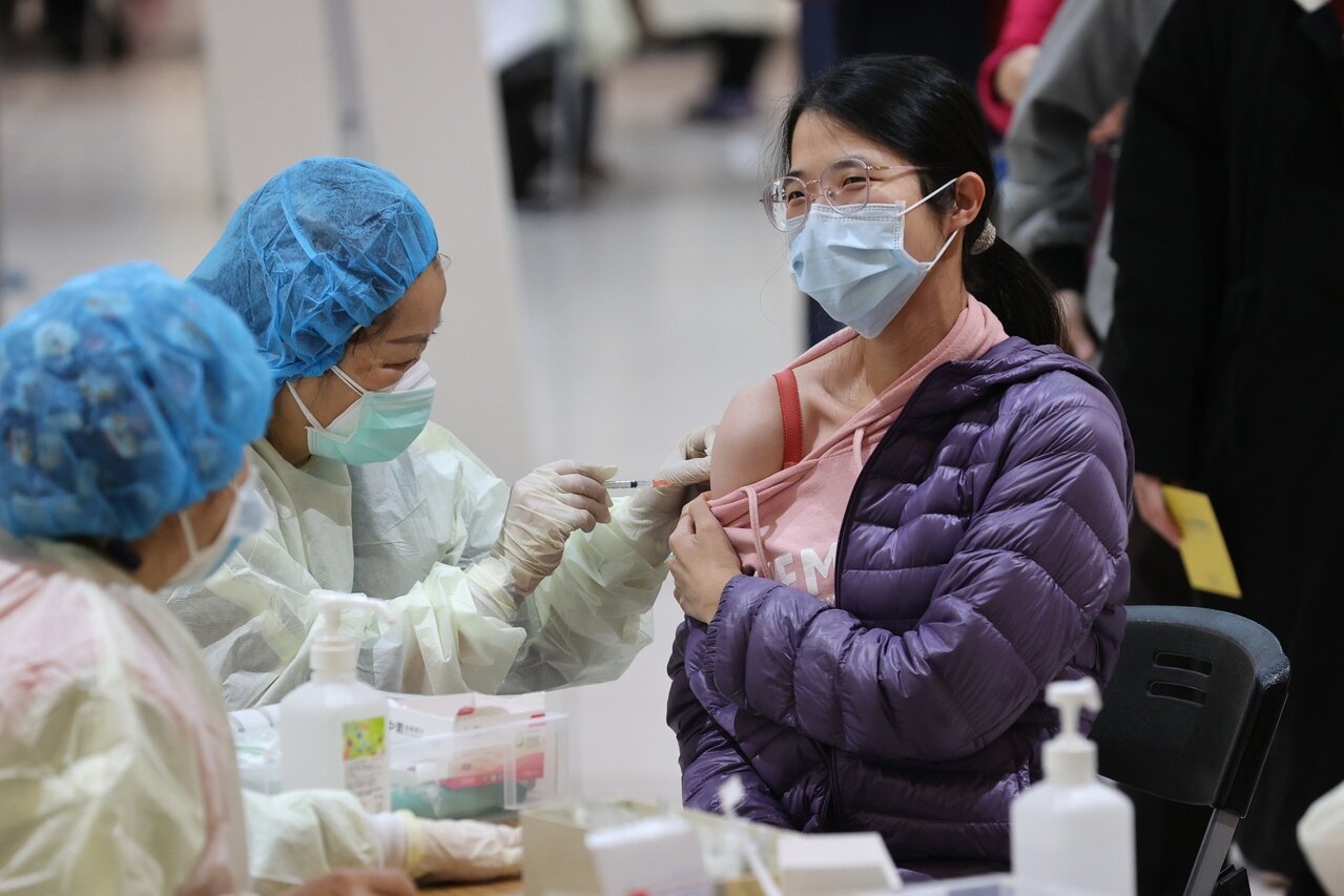 新冠肺炎(COVID-19)新變種病毒Omicron已擴大為社區感染,新安東京海上產險昨(14)日推出網路投保方案,年繳保費666元,可買到隔離賠5萬元、確診再賠5萬的防疫保單。。記者許正宏/攝影