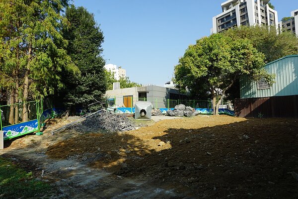 顏寬恒家族在南屯的房舍,靠大同八街側占用國有地已拆除。記者洪敬浤/攝影