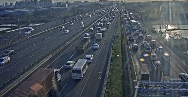 春節返鄉車潮多，民眾可多利用替代道路。示意圖。記者翁唯真／攝影 