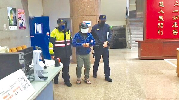 桃園市八德區有對夫妻起口角,酒醉的丈夫竟拿刀砍妻子,導致妻子渾身是血、氣絕身亡,全案依殺人罪嫌移送桃園地檢署偵辦。圖/桃園市警八德分局提供