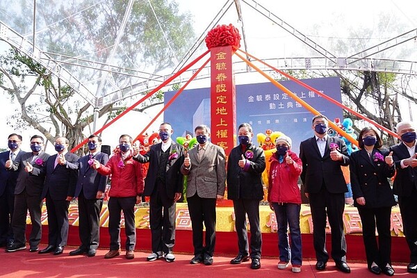 市議會舊址AE區設定地上權案開工,台北市長柯文哲(中)出席。 圖/北市府提供