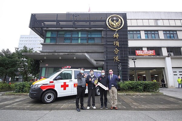 富宇建設再度捐出救護車給桃園市政府消防局坪頂分隊。圖/富宇建設提供