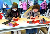 永慶房屋捐贈春聯、紅包袋　陪伴在地里民迎虎年