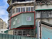 「天空之城」嚇壞人！　危險違建懸掛半空