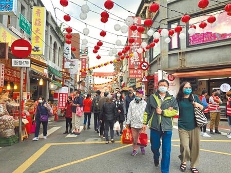 台北迪化年貨大街起跑，首日湧現人潮。（楊亞璇攝）