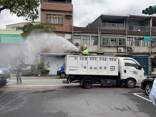 雖7成居隔者安排住進集中檢疫所，但桃園市不少「熱區」里長仍繃緊神經，不僅自發性消毒，也頻頻安撫里民避免恐慌。 圖／聯合報系資料照片